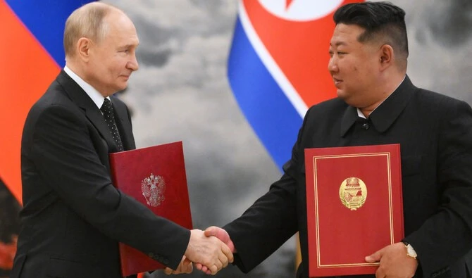 Tổng thống Nga Vladimir Putin (trái) bắt tay nhà lãnh đạo Triều Tiên Kim Jong Un (phải) sau buổi lễ ký kết sau cuộc hội đàm song phương tại dinh thự Kumsusan ở Bình Nhưỡng, ngày 19/6/2024.