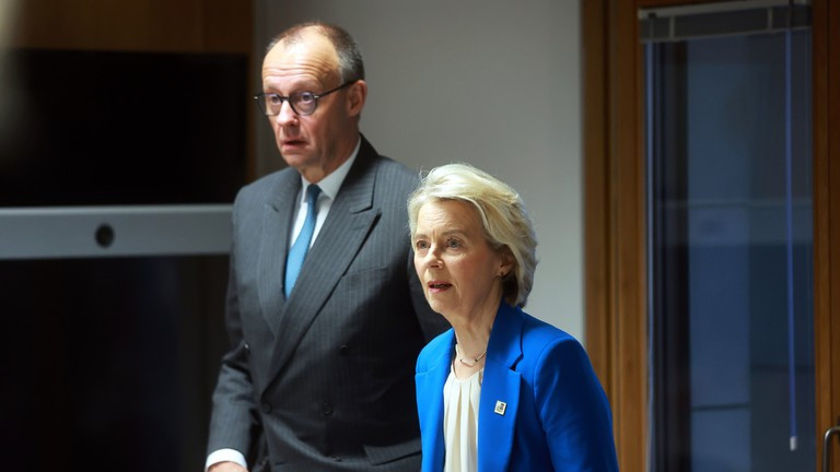 Chủ tịch EC Ursula von der Leyen (phải) và Thủ tướng Đức Friederich Merz.