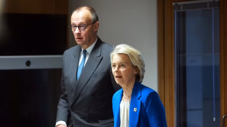 Chủ tịch EC Ursula von der Leyen (phải) và Thủ tướng Đức Friederich Merz.