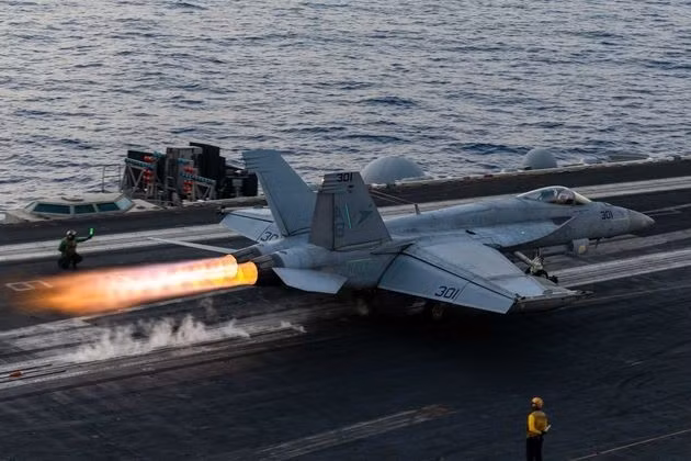 Chiến đấu cơ F-18 trên tàu sân bay USS Harry S. Truman của Mỹ.