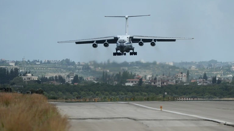 Máy bay Il-76 của Nga hạ cánh tại căn cứ không quân Hmeimim ở Syria.