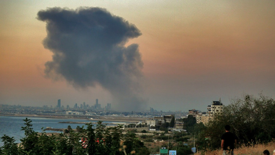 Khói đen bốc lên trên vùng ngoại ô phía nam Beirut sau cuộc không kích của Israel, ngày 27/9/2024.