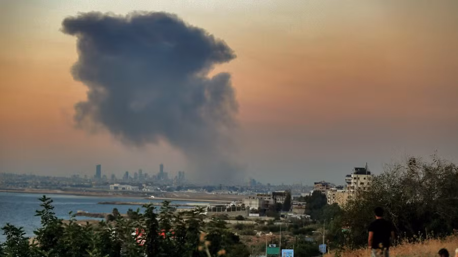 Khói đen bốc lên trên vùng ngoại ô phía nam Beirut sau cuộc không kích của Israel, ngày 27/9/2024.