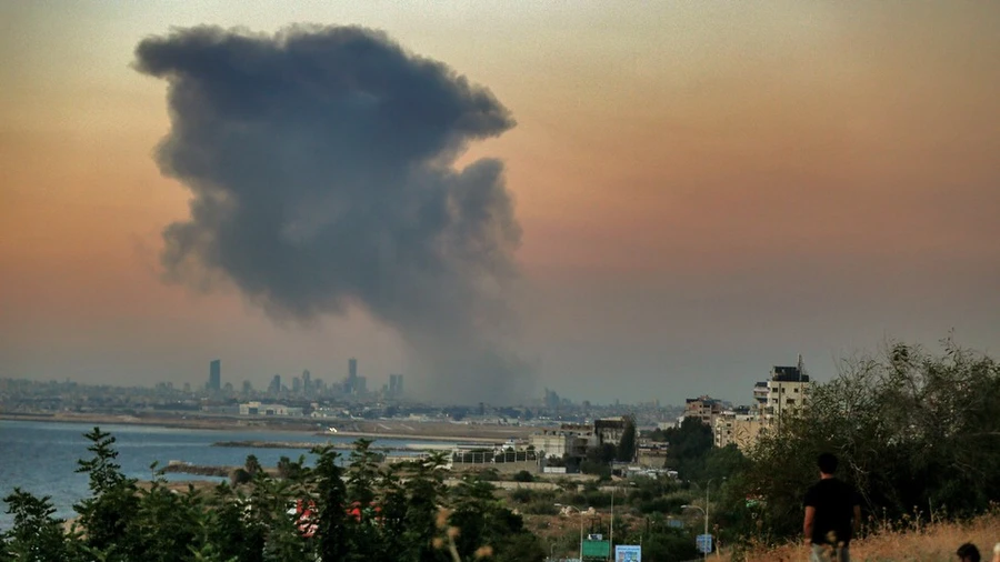 Khói đen bốc lên trên vùng ngoại ô phía nam Beirut sau cuộc không kích của Israel, ngày 27/9/2024.