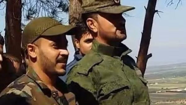 Ghassan Naasan al-Sakhni (trái) cùng Thiếu tướng Suheil al-Hassan.