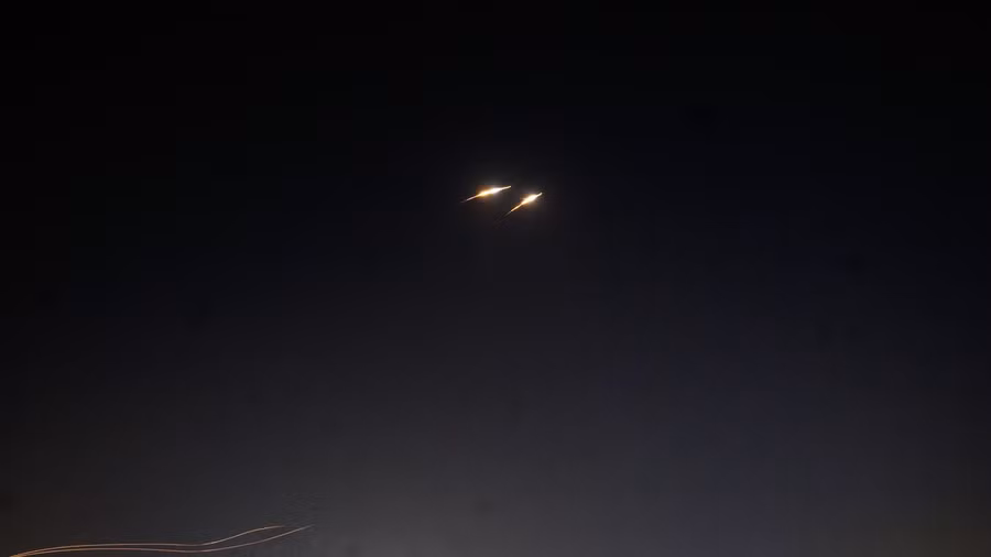 Israel phóng tên lửa để đánh chặn các tên lửa đạn đạo của Iran nhắm vào thủ đô Tel Aviv, ngày 6/4/2026.