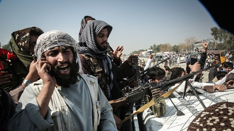 Các chiến binh Taliban tại một trạm kiểm soát gần cửa khẩu biên giới Torkham giữa Pakistan và Afghanistan, ngày 28/2.