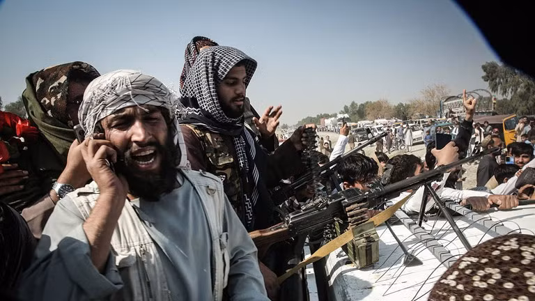 Các chiến binh Taliban tại một trạm kiểm soát gần cửa khẩu biên giới Torkham giữa Pakistan và Afghanistan, ngày 28/2.