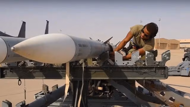 Tên lửa không đối không tầm trung tiên tiến (AMRAAM) của Mỹ.