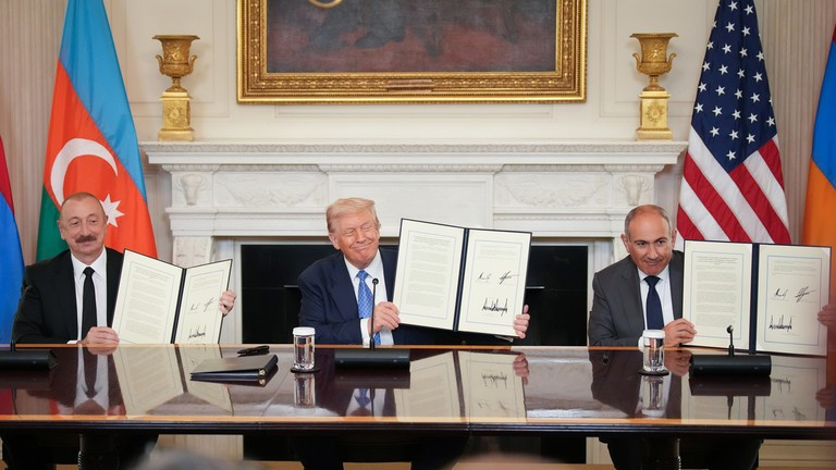Tổng thống Mỹ Donald Trump (giữa), Tổng thống Azerbaijan Ilham Aliyev (trái) và Thủ tướng Armenia Nikol Pashinyan tại Washington, DC, ngày 8/8/2025.