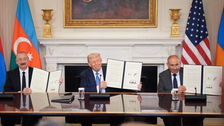 Tổng thống Mỹ Donald Trump (giữa), Tổng thống Azerbaijan Ilham Aliyev (trái) và Thủ tướng Armenia Nikol Pashinyan tại Washington, DC, ngày 8/8/2025.