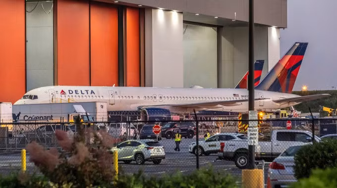 Nhân viên Sở Cứu hỏa Atlanta và cảnh sát đỗ xe bên ngoài cơ sở bảo trì Delta gần sân bay quốc tế Hartsfield-Jackson, ngày 27/8/2024.