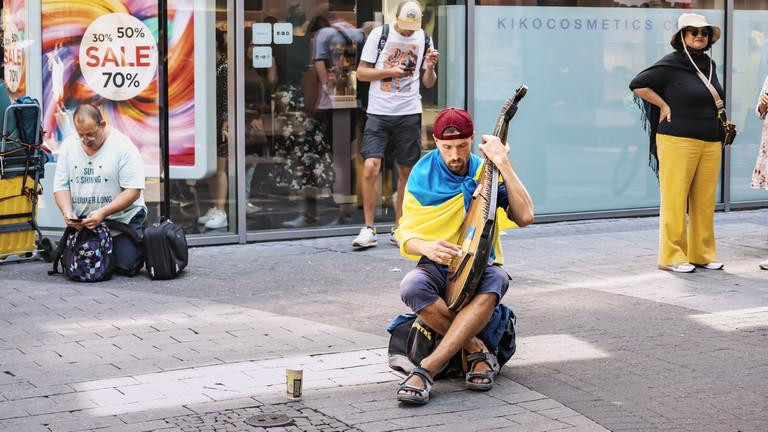 Một người tị nạn Ukraine chơi đàn bandura ở Cologne, Đức.