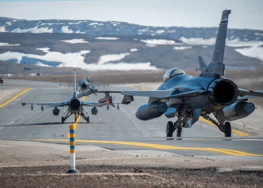 Mỹ vừa điều hai máy bay chiến đấu F-16 đến Greenland.