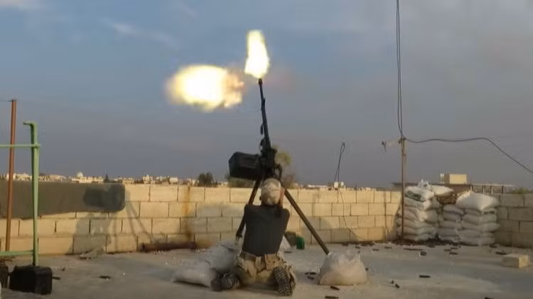 Lực lượng chính phủ Syria nổ súng khi máy bay Nga đang hạ cánh tại căn cứ không quân Khmeimim vào đêm 27/4/2025.