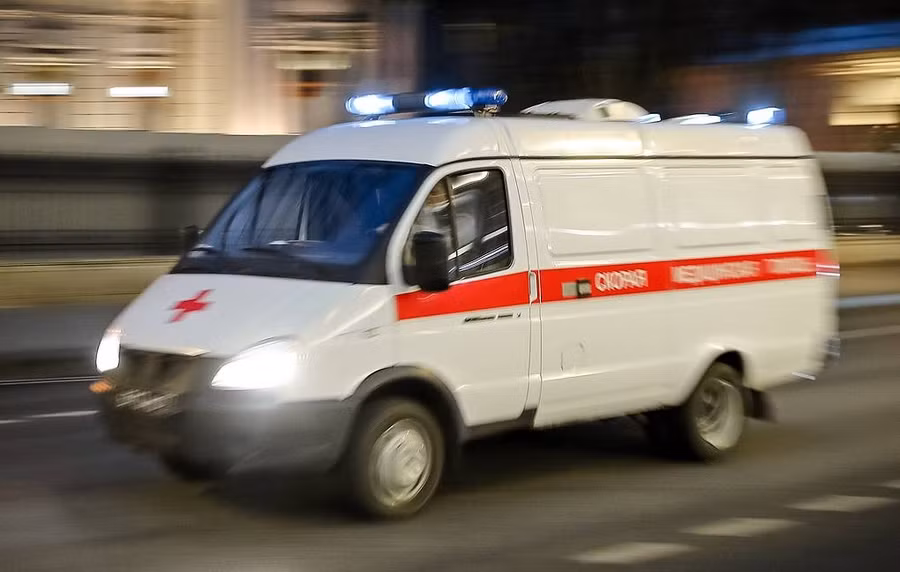 Xe cứu thương được điều đến hiện trường vụ nổ tại kho đạn dược ở Vùng Vladimir, miền Trung nước Nga, ngày 23/4/2025.