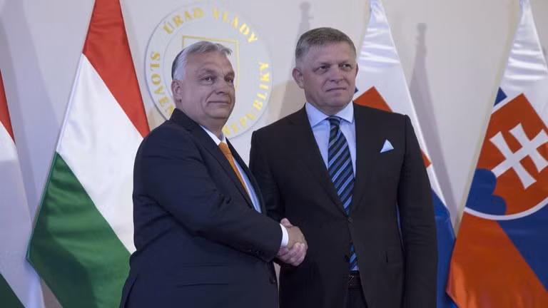 Thủ tướng Hungary Viktor Orban (trái) và Thủ tướng Slovakia Robert Fico.