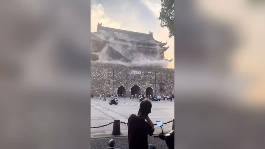 Tháp Trống ở Phụ Dương, Trung Quốc 600 năm tuổi sụp đổ một phần hôm 20/5 khiến du khách hoảng sợ bỏ chạy.