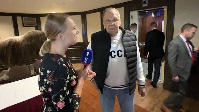 Ngoại trưởng Nga Sergey Lavrov thu hút sự chú ý với chiếc áo nỉ dài tay màu trắng in dòng chữ “CCCP”-chữ cái tiếng Nga của Liên Xô - ngang ngực.