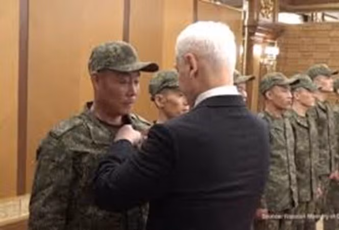 Bộ trưởng Quốc phòng Nga Andrey Belousov trao tặng Huân chương Dũng cảm cho binh sĩ Triều Tiên, ngày 26/4/2026.