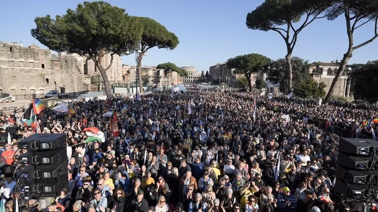 Hàng ngàn người biểu tình đã xuống đường ở Rome phản đối việc tái vũ trang của EU, ngày 5/4/2025.