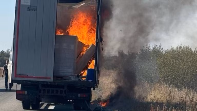 Một chiếc xe tải bốc cháy sau cuộc tấn công bằng UAV của Ukraine ở Vùng Belgorod của Nga, ngày 2/10/2024.