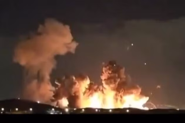 Sân bay Badr ở Iran chìm trong biển lửa sau cuộc tấn công phối hợp giữa Mỹ và Israel, ngày 30/3/2026.