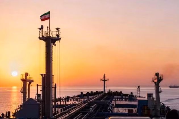 Mỹ tạm thời cho phép bán dầu Iran để ổn định thị trường toàn cầu.