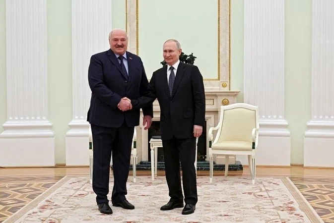 Tổng thống Belarus Alexander Lukashenko (trái) và Tổng thống Nga Vladimir Putin.