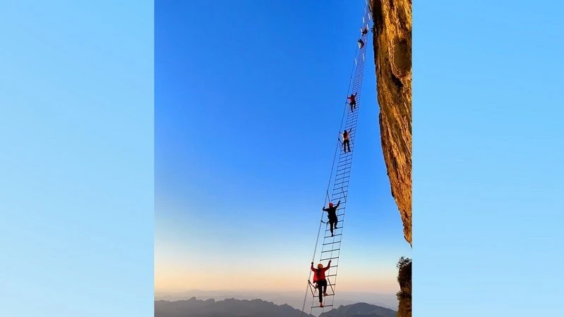 Du khách đang leo lên "Thang trời".