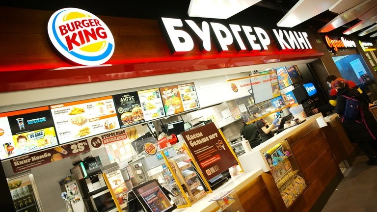 Một nhà hàng cà phê Burger King tại khu ẩm thực của một trung tâm mua sắm ở Moscow, Nga.