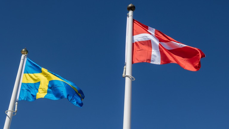 Cờ Thụy Điển và Đan Mạch.