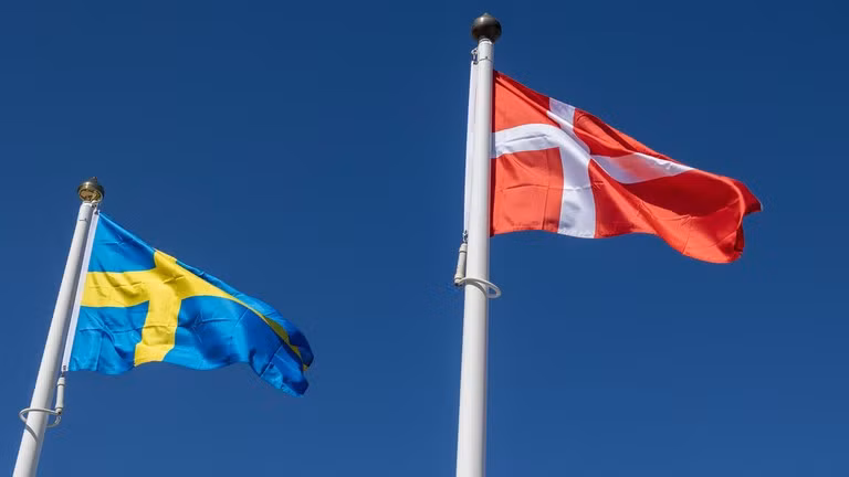 Cờ Thụy Điển và Đan Mạch.