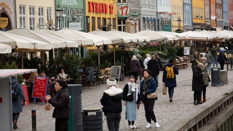 Người dân đi bộ trên phố ở Copenhagen, Đan Mạch.