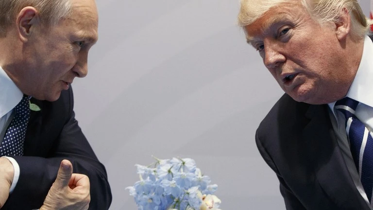 Tổng thống Mỹ Donald Trump (phải) và Tổng thống Nga Vladimir Putin.