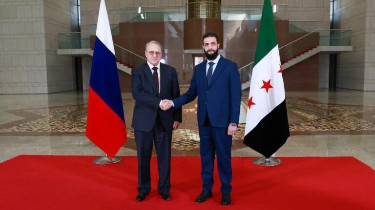 Thứ trưởng Ngoại giao Nga Mikhail Bogdanov (trái) và Tổng thống tạm quyền Syria Ahmed al-Sharaa.