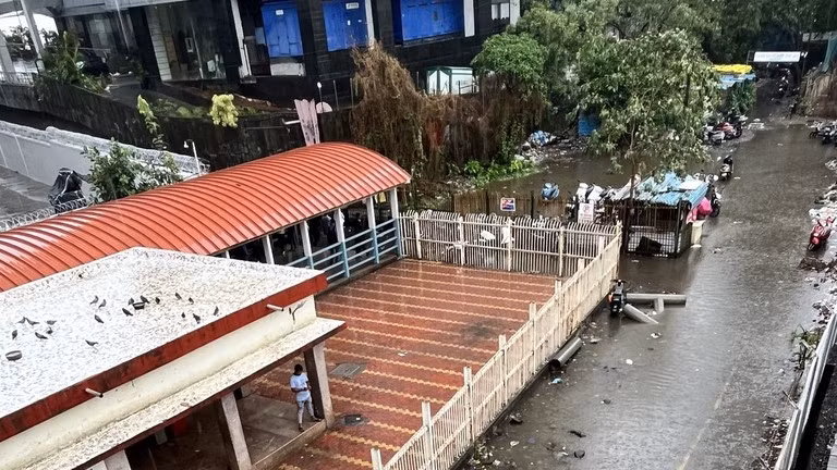 Xem gió mùa sớm nhất trong nhiều thập kỷ gây ngập lụt các thành phố Ấn Độ