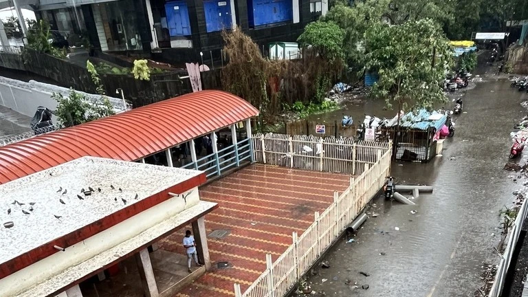 Xem gió mùa sớm nhất trong nhiều thập kỷ gây ngập lụt các thành phố Ấn Độ