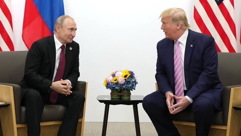 Tổng thống Nga Vladimir Putin (trái) và cựu Tổng thống Mỹ Donald Trump.