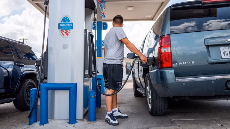 Một trạm bán xăng ở Anh.