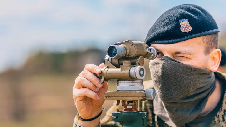 Một người lính Croatia đóng quân tại Ba Lan như một phần của Nhóm tác chiến hiện diện tiền phương tăng cường của NATO.