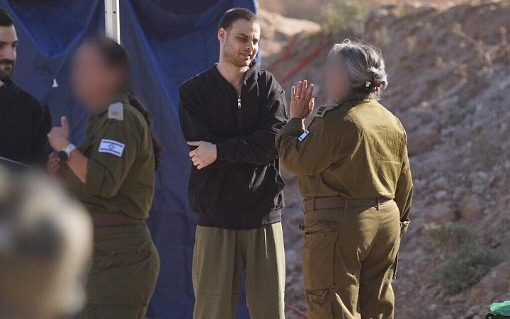 Điều này có nghĩa là hiện không còn con tin nào còn sống vẫn bị Hamas bắt giữ. Trước đó vài giờ, bảy con tin đầu tiên đã được trao trả lực lượng phòng vệ Israel (IDF). con-tin-1.jpg