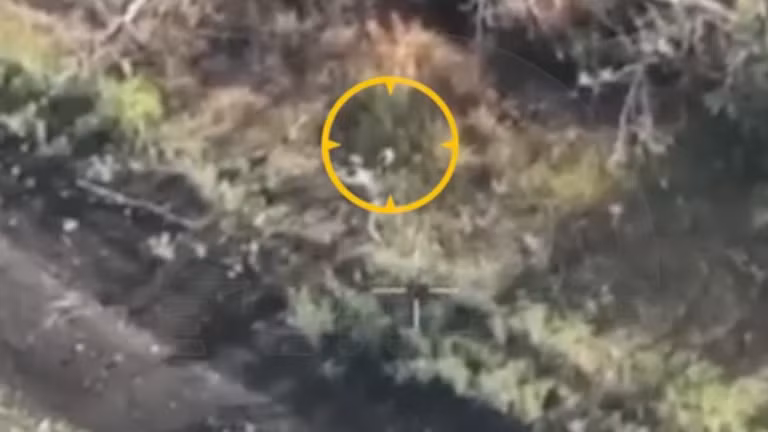 Lính Nga dùng báng súng đập tan UAV Ukraine