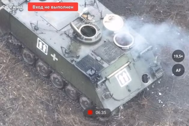 Chiếc APC M113 được phát hiện có hai mũi tên dọc trong một hình vuông.