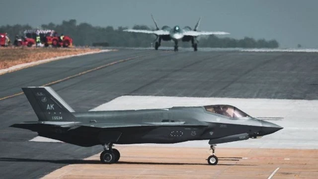 Chiến đấu cơ Su-57 Nga và F-35 Mỹ tại Aero India 2025.