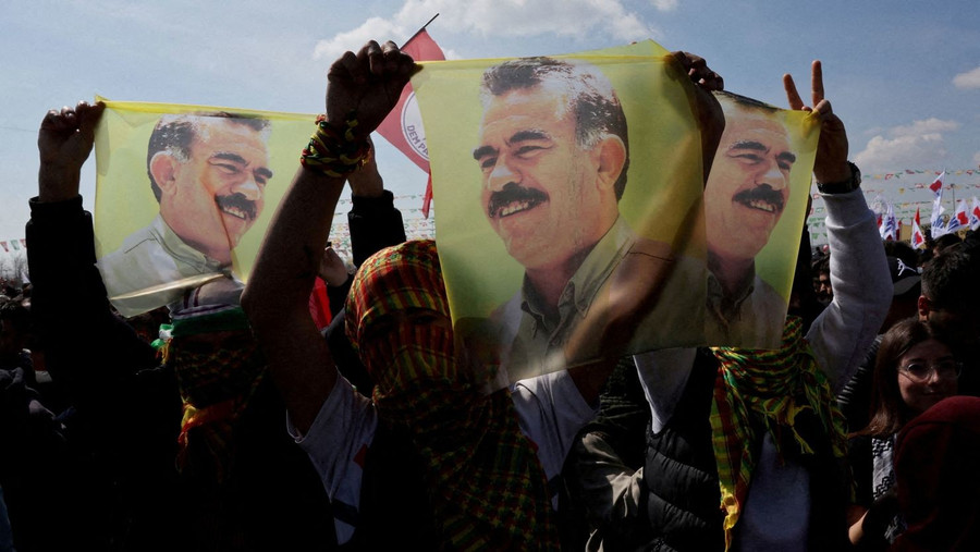 Những người biểu tình giơ cao bức ảnh thủ lĩnh PKK bị cầm tù Abdullah Ocalan trong một cuộc biểu tình ở Diyarbakir, Thổ Nhĩ Kỳ, vào đầu năm 2025.