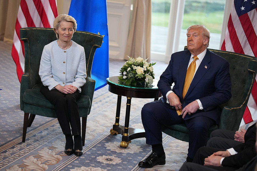 Tổng thống Mỹ Donald Trump (phải) và Chủ tịch EC Ursula von der Leyen.