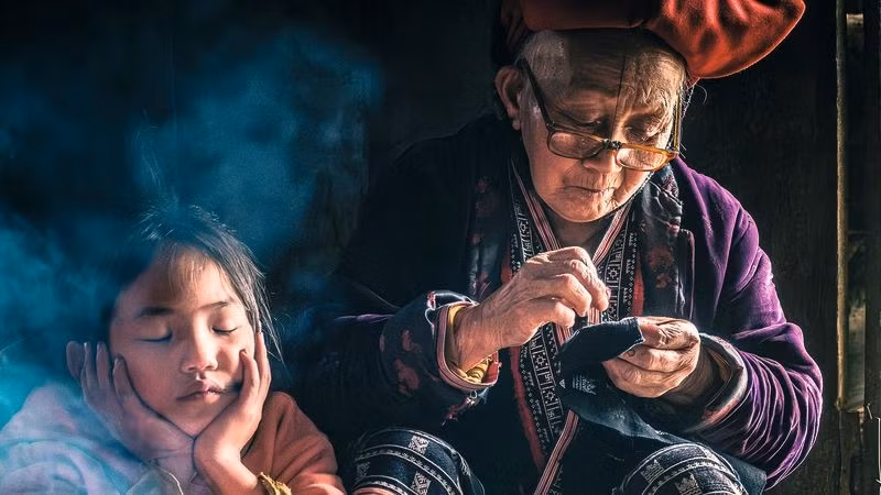 Bức ảnh chân dung đầy cảm xúc về người phụ nữ Việt Nam ngồi thêu bên chắt gái giành chiến thắng trong Cuộc thi Nhiếp ảnh của tạp chí du lịch National Geographic Traveller (Anh) năm 2025.