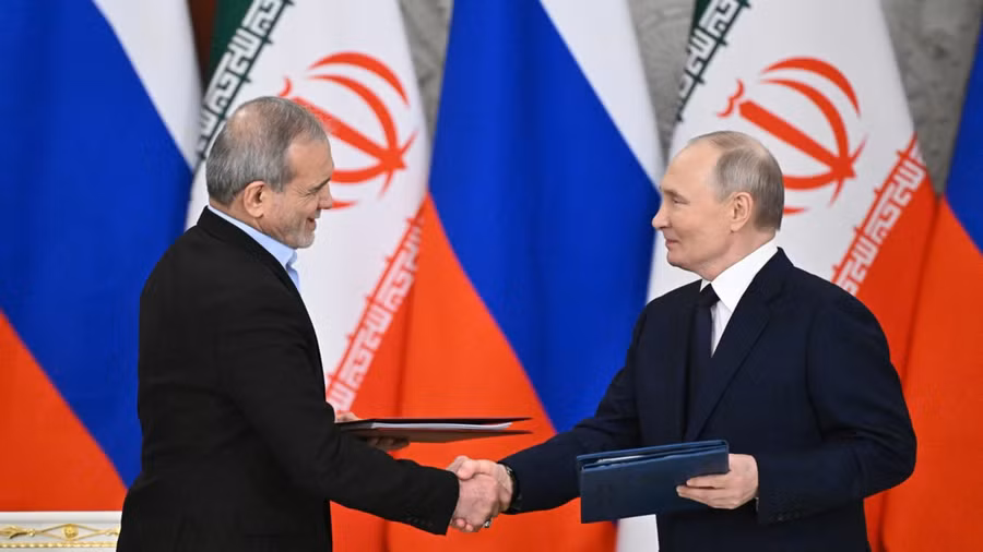 Tổng thống Nga Vladimir Putin và Tổng thống Iran Masoud Pezeshkian ký kết Thỏa thuận Đối tác Chiến lược Toàn diện giữa hai nước tại Điện Kremlin ở Moscow, ngày 17/1/2025.