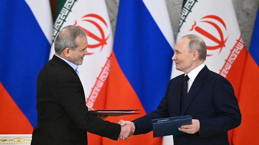 Tổng thống Nga Vladimir Putin và Tổng thống Iran Masoud Pezeshkian ký kết Thỏa thuận Đối tác Chiến lược Toàn diện giữa hai nước tại Điện Kremlin ở Moscow, ngày 17/1/2025.